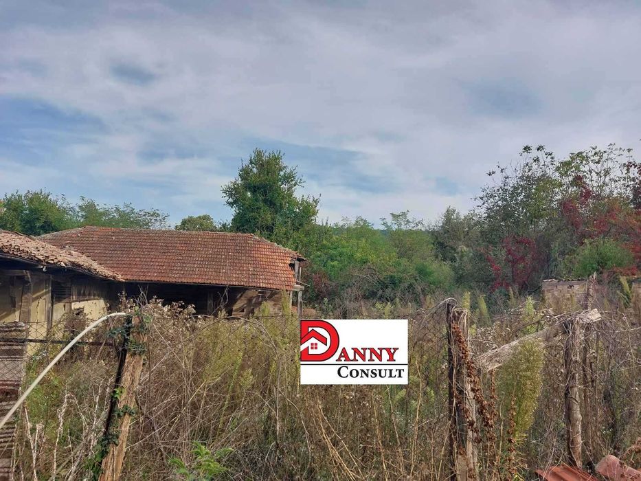 Частично реновирана къща с двор в с. Миндя