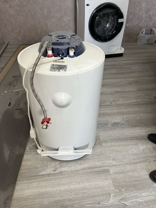 Продам водонагреватель  Ariston