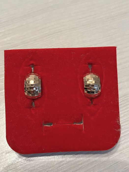 Продам золотые серьги