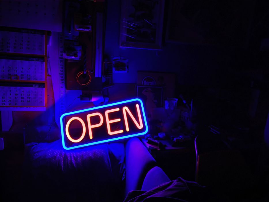 Неонова табела OPEN, рекламна табела