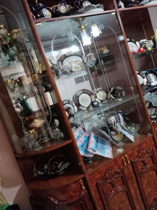 Сервант-витрина для посуды классический стиль