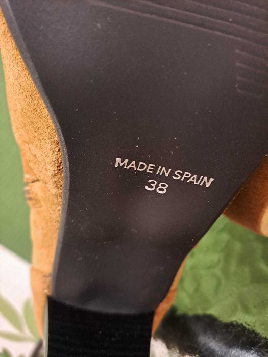 Botine de culoare camel din piele întoarsă, mărimea 38 Lola Gonzales