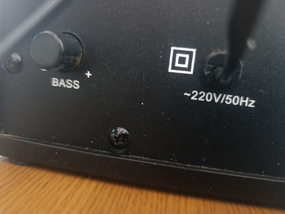 Vând boxe cu cablu „cjc“ foarte puțin folosite, în stare foarte bună!