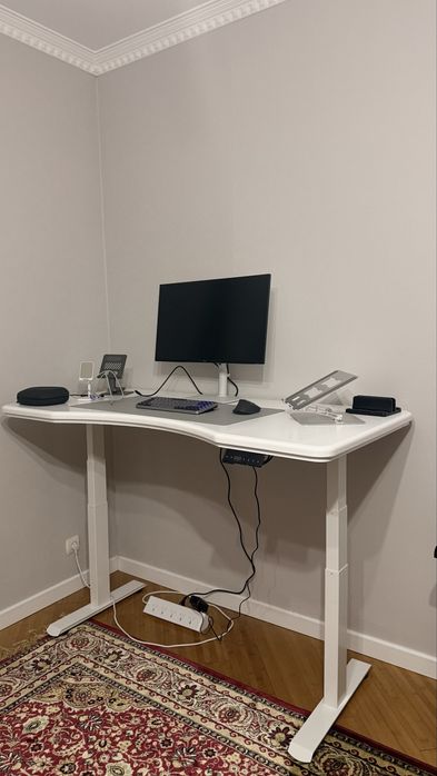 Компьютерный стол с электроподъемным механизмом