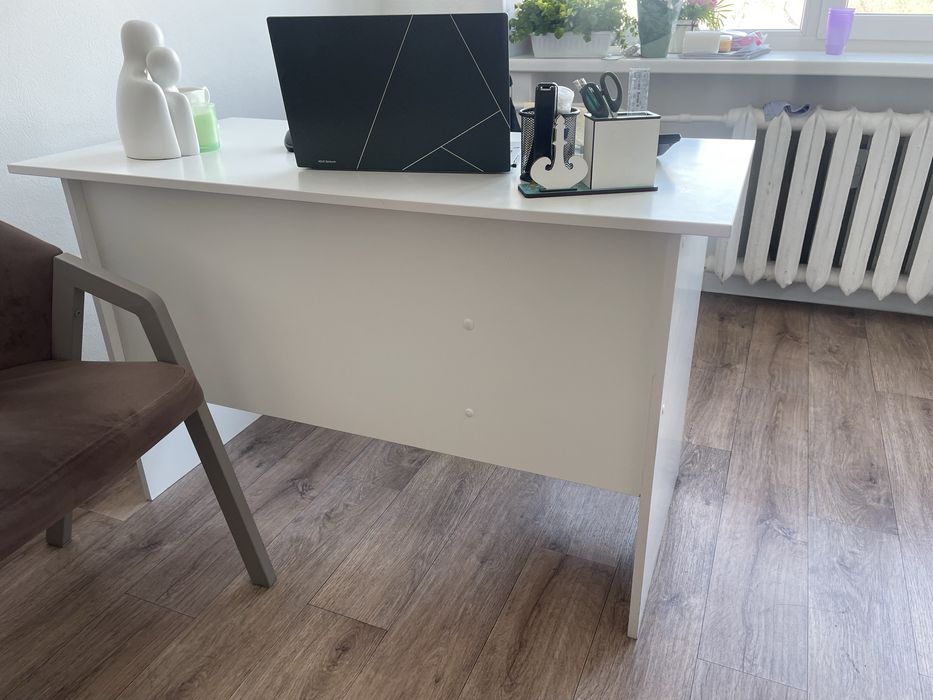 Продаю белый рабочий стол