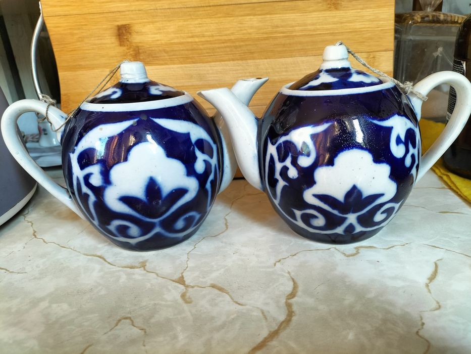 Кофейник и пять кружек, графин, ляган, тарелки