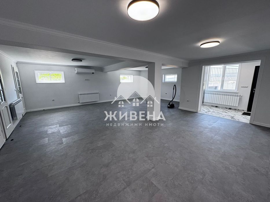 Продава триетажна къща с басейн в с.Оброчище