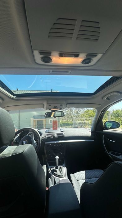 BMW 120 автомат. Колата е стегната, поддържана и постоянно в движение.