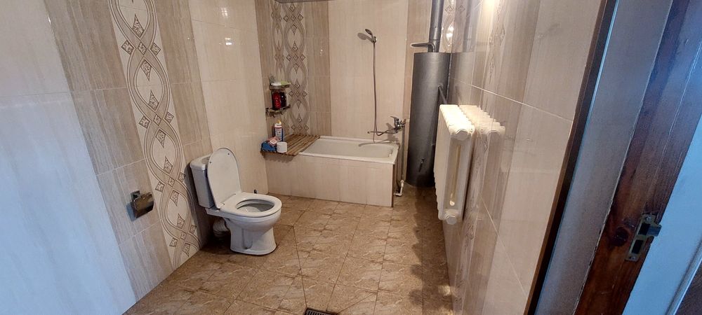 Uy sotiladi.Sabzavot mahallasida