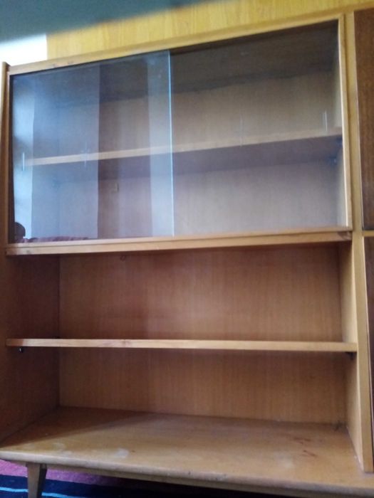 Ретро библиотека с барче и шкаф.