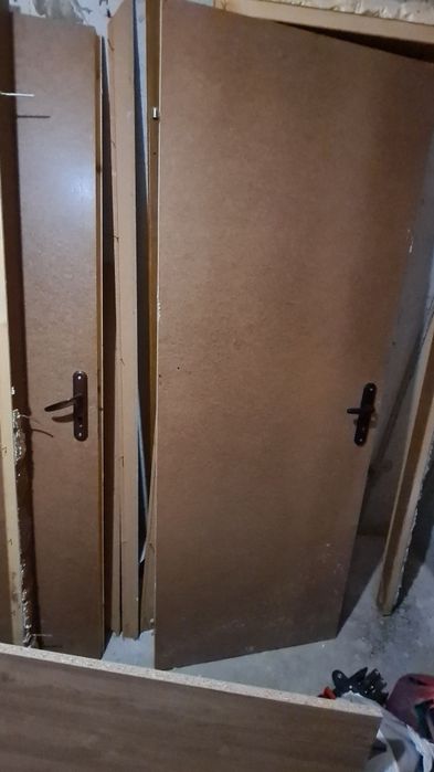 Две врати с каси и брави