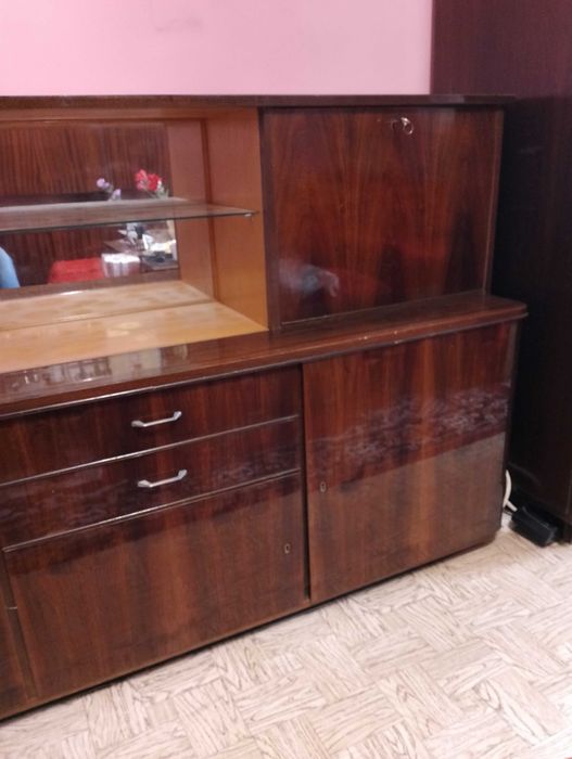 Продавам стар салонен бюфет