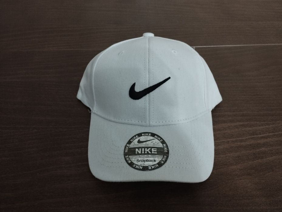 Белая кепка Nike