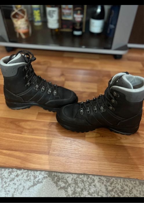 Bocanci drumetie Lowa