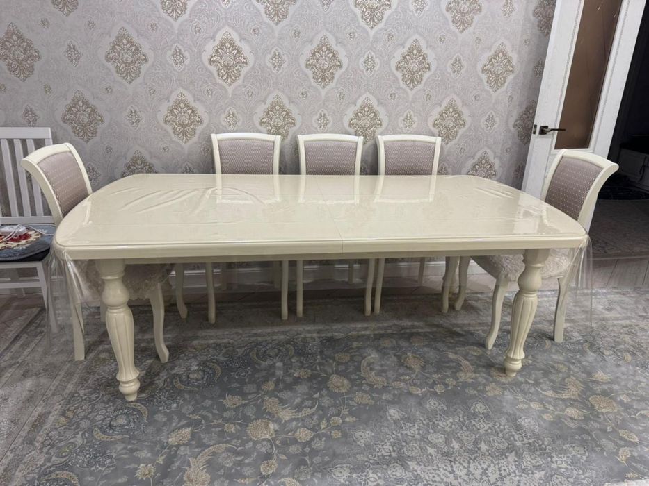 Стол со стульями