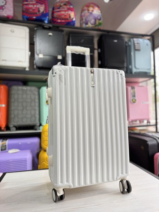 Новые чемоданы Берлин противоударные