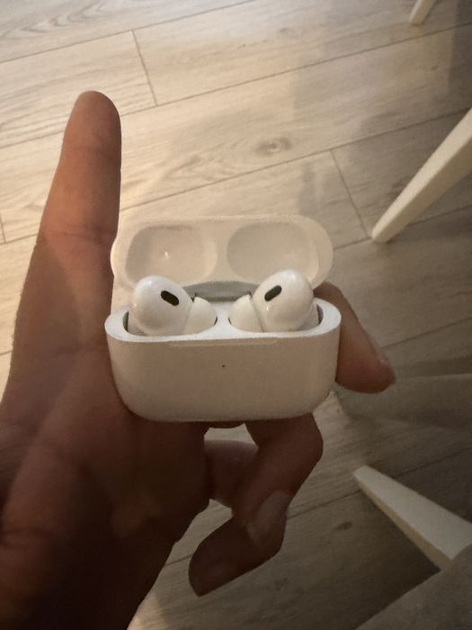 Продавам СПЕШНО Айфон СЕ 2020 и ОРИГИНАЛНИ слушалки Еърподс 3 !!