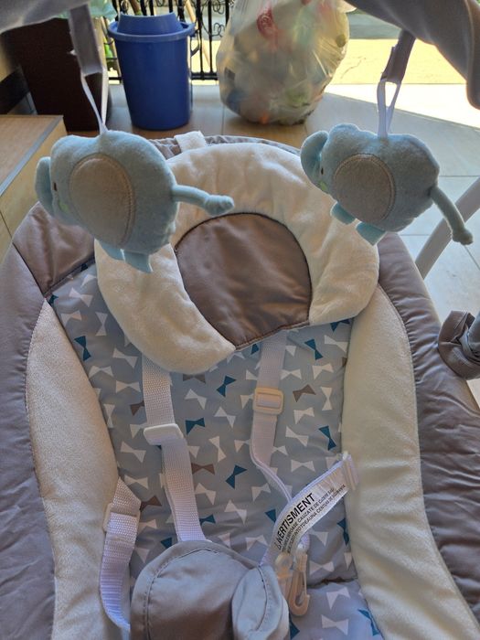 Leagăn pentru bebeluşi funcționează la priză și cu baterii.