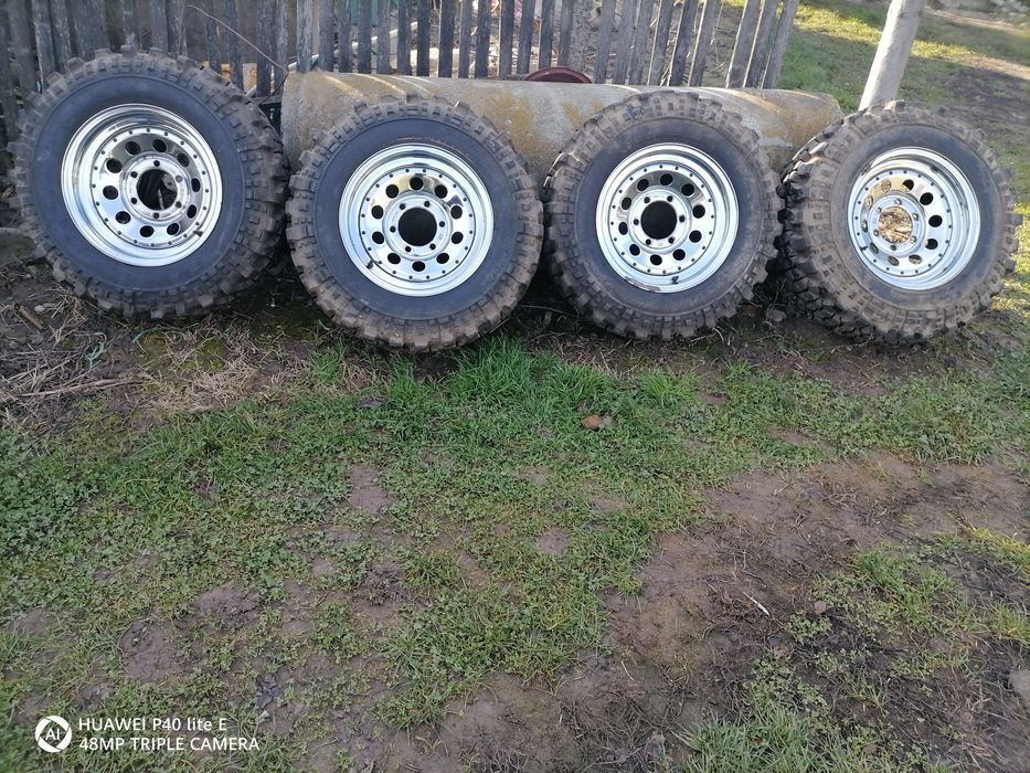 Vând patru jante cu cauciucuri
