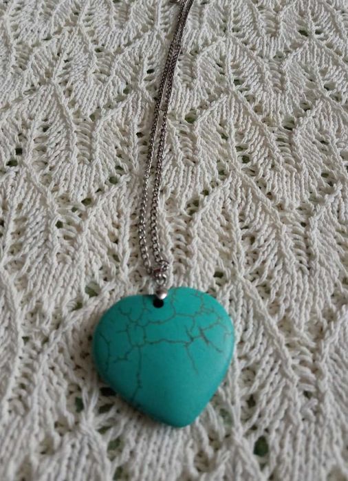 Продам бусы, броши.