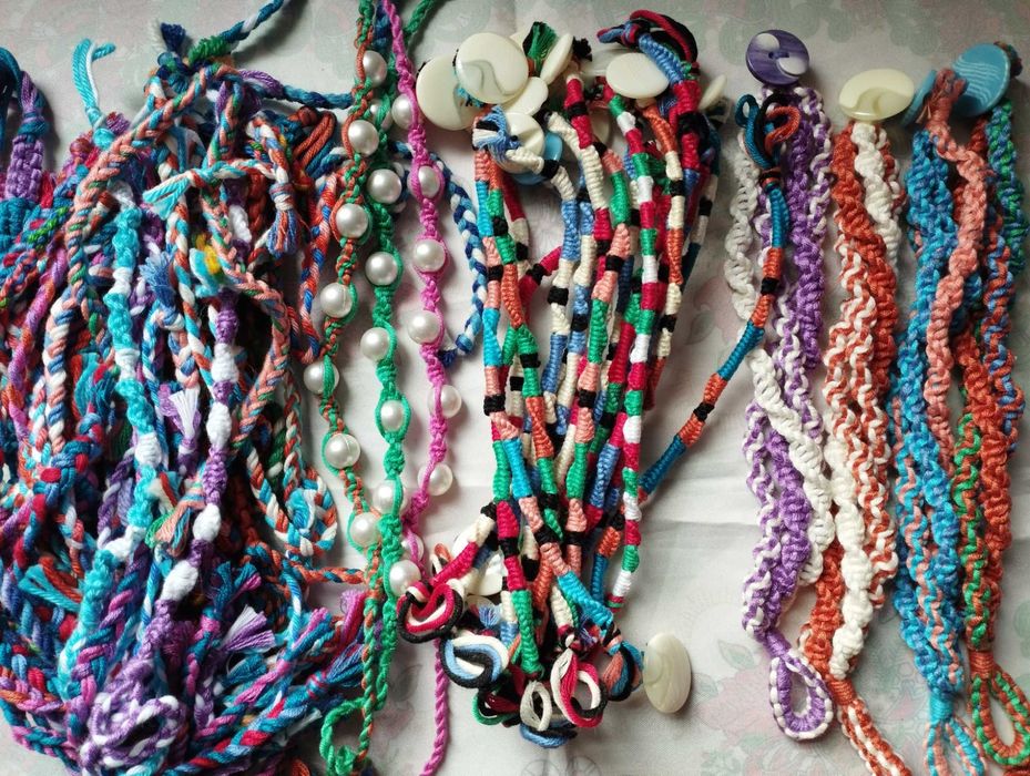 Комплект от три ръчно плетени гривни по избор