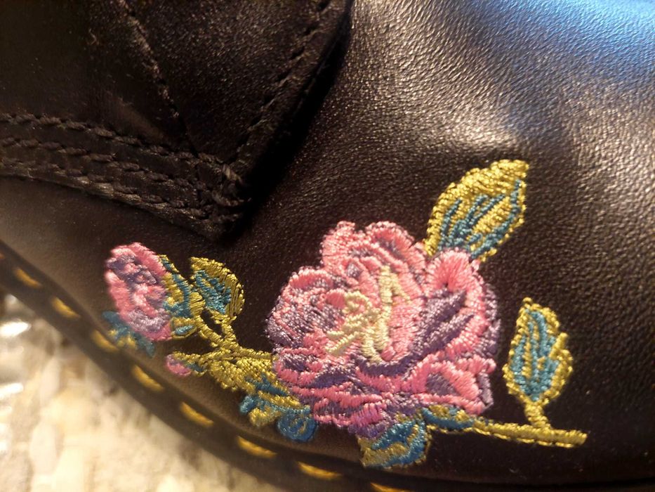 Bocanci Femei Dr.Martens Airwair-model flori brodate,  Noi