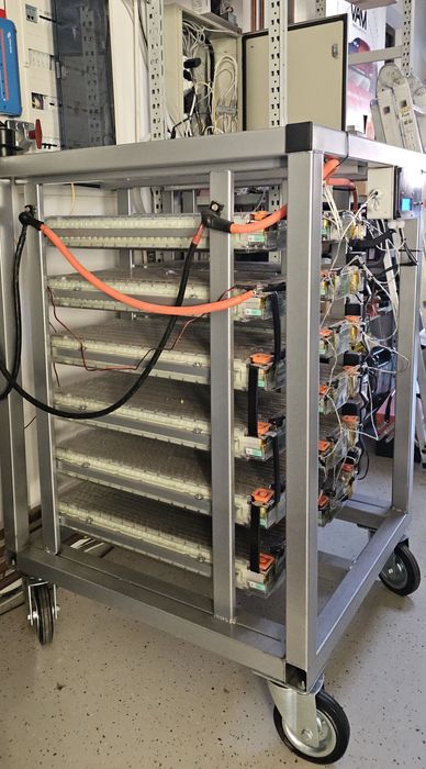 Raft acumulatori Tesla 63,6 kW pentru fotovoltaice