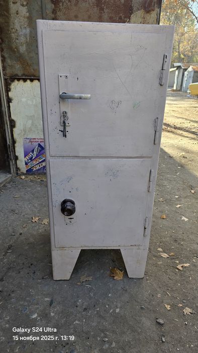 Продаётся..сейф.