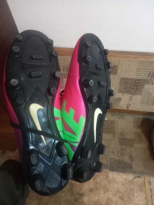 Продам футбольные бутсы