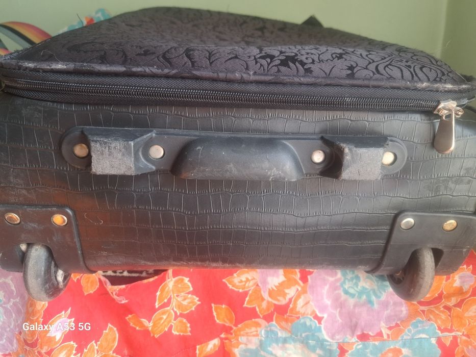 Чемодан с колесами