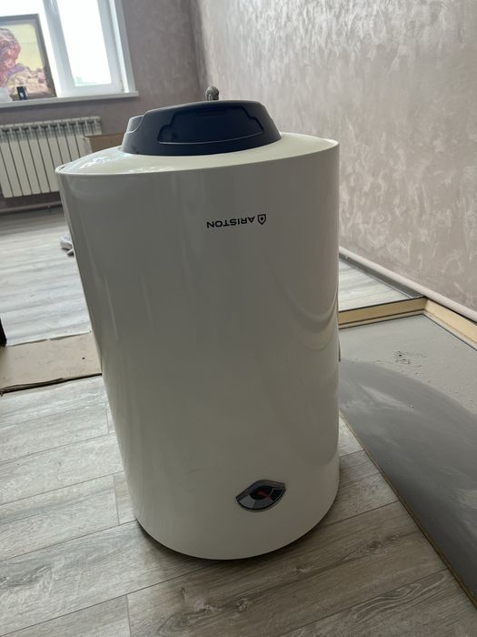 Продам водонагреватель  Ariston