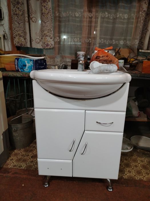 Продам раковину с тумбочкой б/у