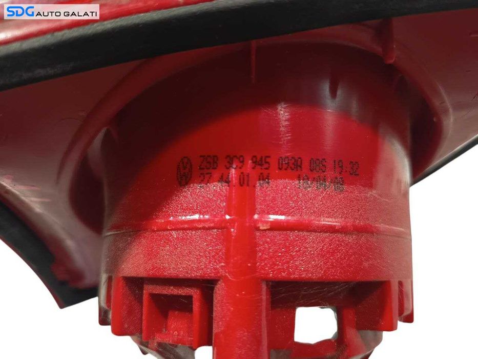Stop Lampa Tripla Stanga de pe Haion Hayon Portbagaj Volkswagen Passat B6 (Defectul se vede in ultima poza) 2005 - 2010 Cod 3C9945093A [L6671]