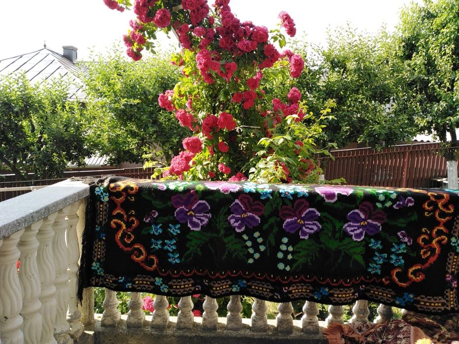 Vînd covoare țesute și lucruri vechi.