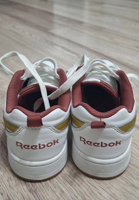 Vând adidasi fete Reebok
