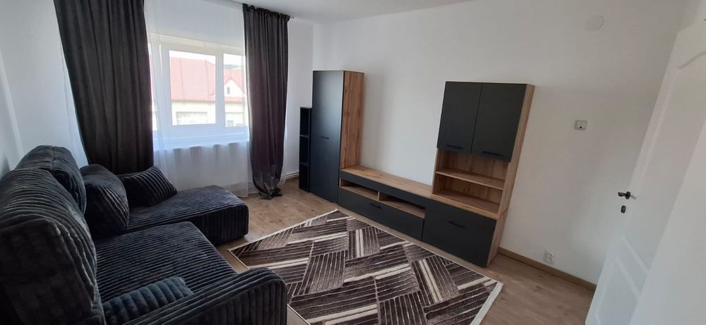 Închiriez apartament cu 3 camere