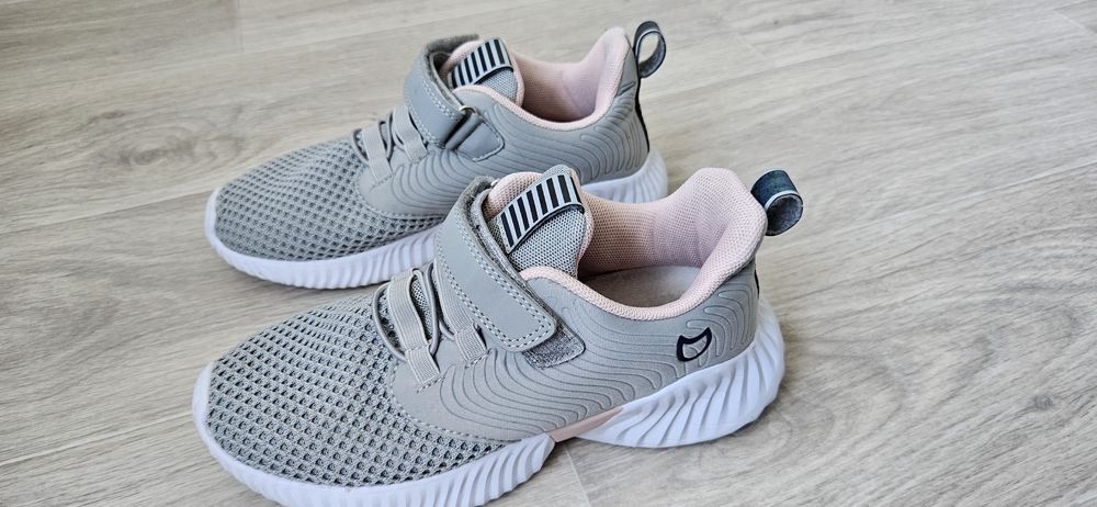 Кросовки детские!В отличном состоянии!Размер 34