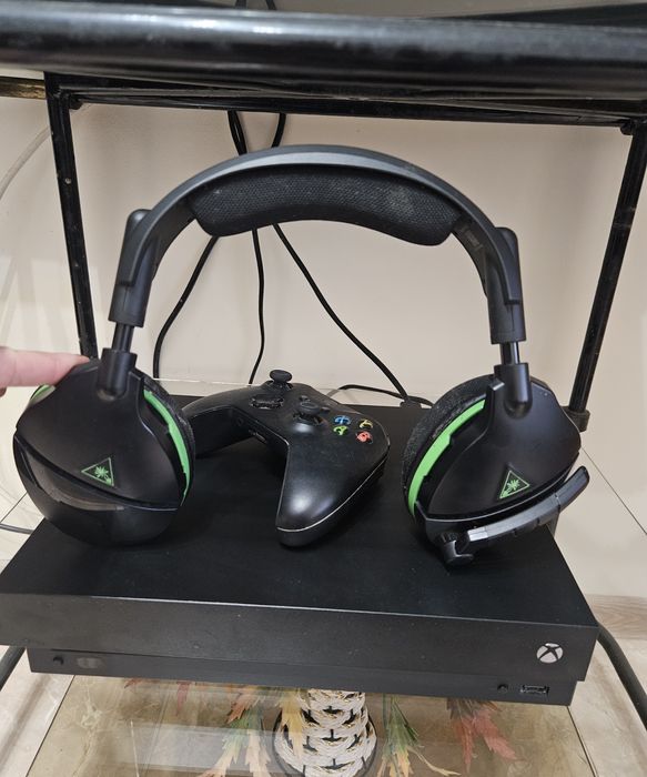 Vând Xbox One X, 1 tera
