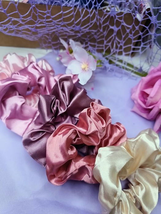 Подаръчна Кутия За 8-МИ МАРТ с гривна -стомана и полискъпоценни камъни