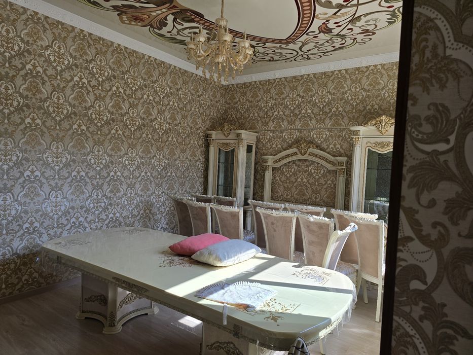 Тошкент вилояти Янгийўл шаҳрида шошилинч, арзон ховли сотилади.