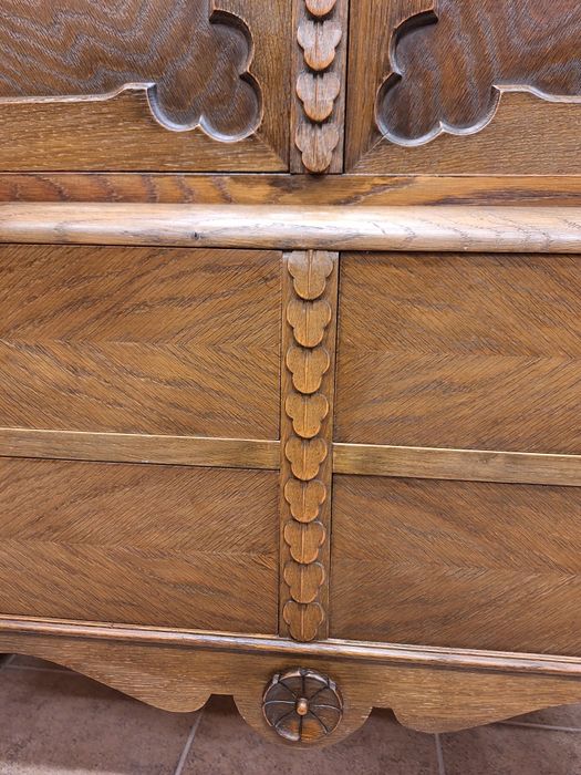 Гардероб, шкаф с богата дърворезба