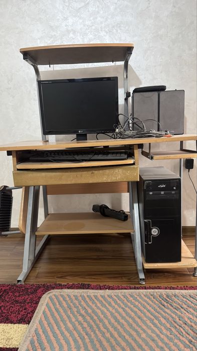 Компьютер со столом и всеми устройствами