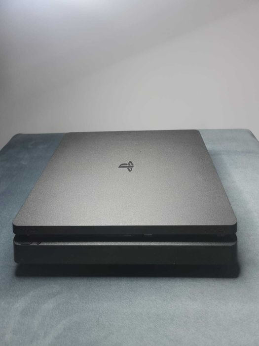 Ofer spre vanzare acest Playstation 4 Slim