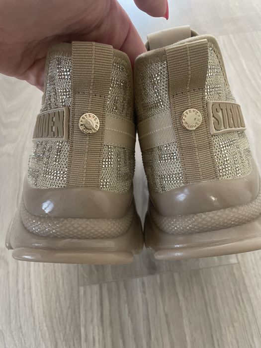 Чисто нови маратонки Steve Madden