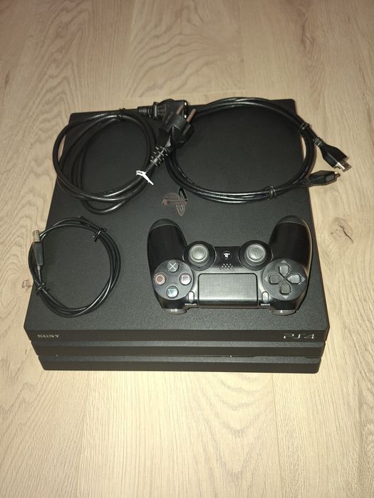Vând PlayStation 4 PRO 1TB Stare 9/10