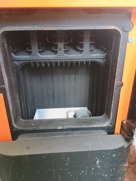 Centrala Ferroli SFR PRO 4, un cazan din fontă pe combustibil solid.