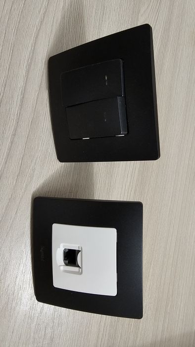 Выключатель и компьютерна розетка (RJ45) Legrand Etika 
https://legra