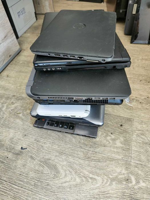 Lot 10 laptopuri incomplete cu diferite defecte pentru piese