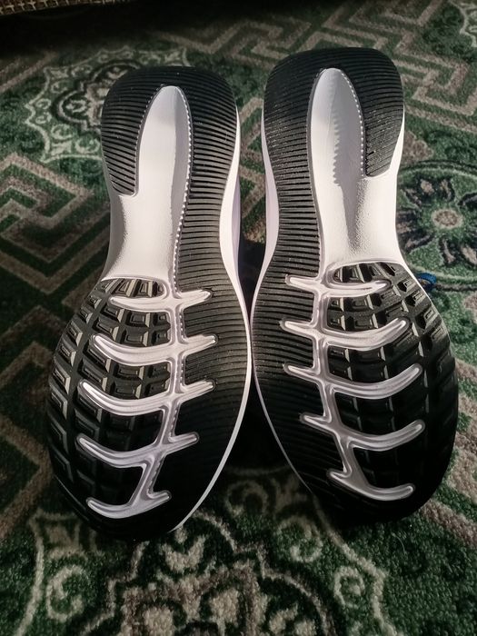 Кроссовки новые 40 размер