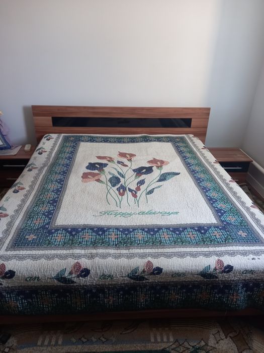 Продаётся двуспальная кровать